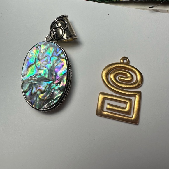 Pendant lot - Picture 1 of 4